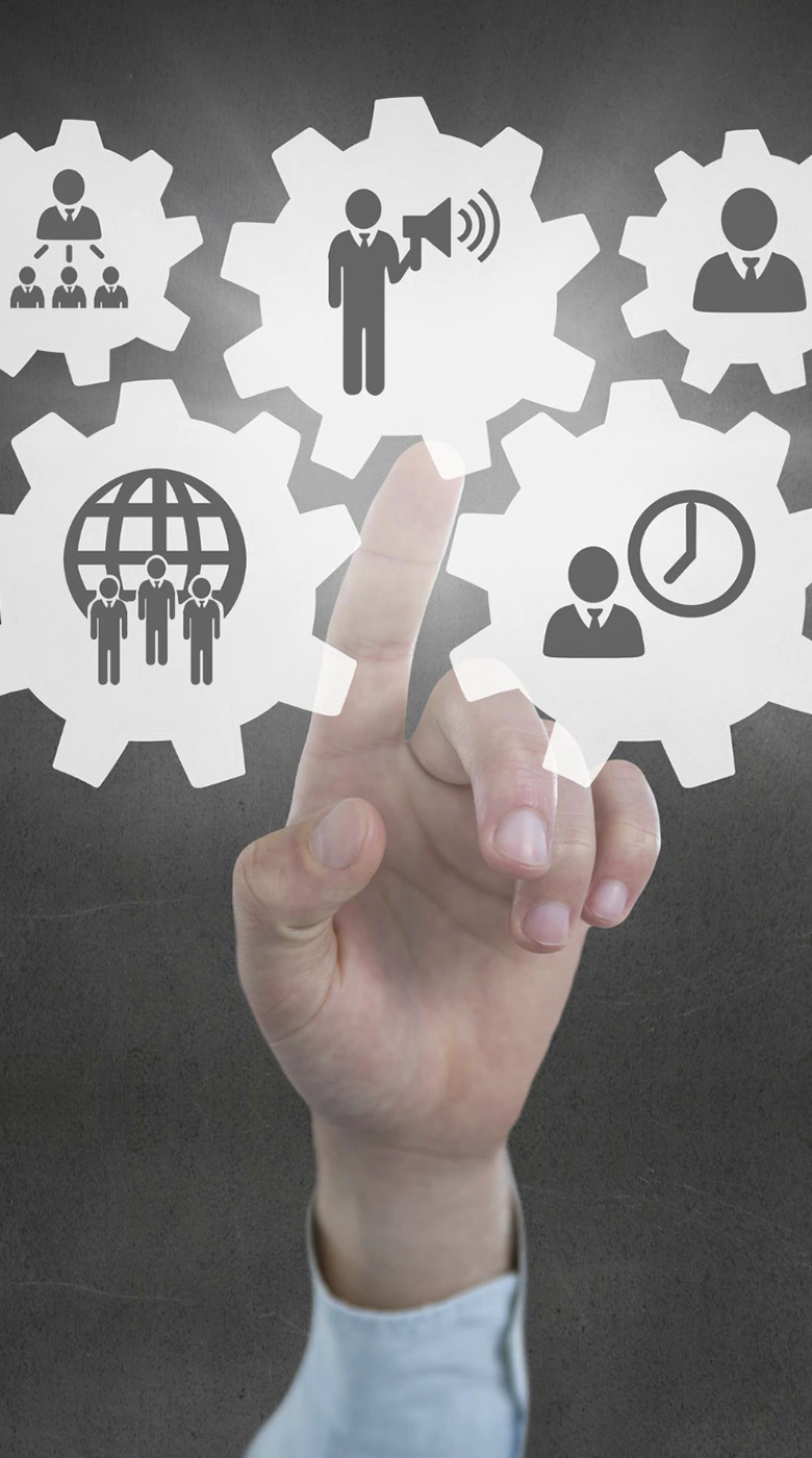 mano tocando pantalla táctil con engranajes